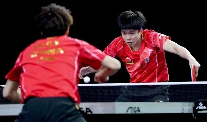 年轻人踏上 年轻人踏上